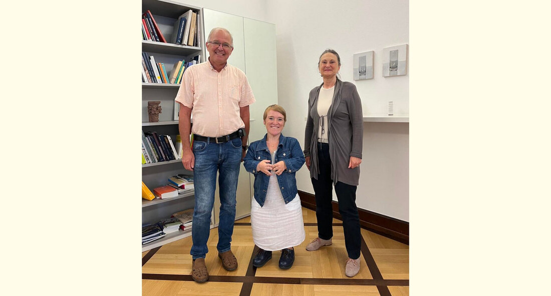 Die Landes-Behindertenbeauftragte Simone Fischer traf sich kürzlich mit Vertretern des Regierungspräsidiums Freiburg, um über die Belange von Menschen mit Behinderungen zu sprechen. An dem Treffen nahmen Bärbel Schäfer, die Präsidentin des Regierungspräsidiums, Vizepräsident Klemens Ficht und Kurt Fehrenbach, Vertrauensperson für schwerbehinderte Mitarbeitende im Regierungspräsidium, teil. Ein wichtiges Thema des Gesprächs war die barrierefreie Gestaltung der Gebäude und Außenstellen des Regierungspräsidiums. Dabei wurden sowohl bauliche als auch digitale Barrieren diskutiert. Es ist von großer Bedeutung, dass Menschen mit Behinderungen ohne Einschränkungen am öffentlichen Leben teilhaben können. Simone Fischer betonte, dass Barrierefreiheit ein grundlegendes Recht ist und dass alle Anstrengungen unternommen werden …
