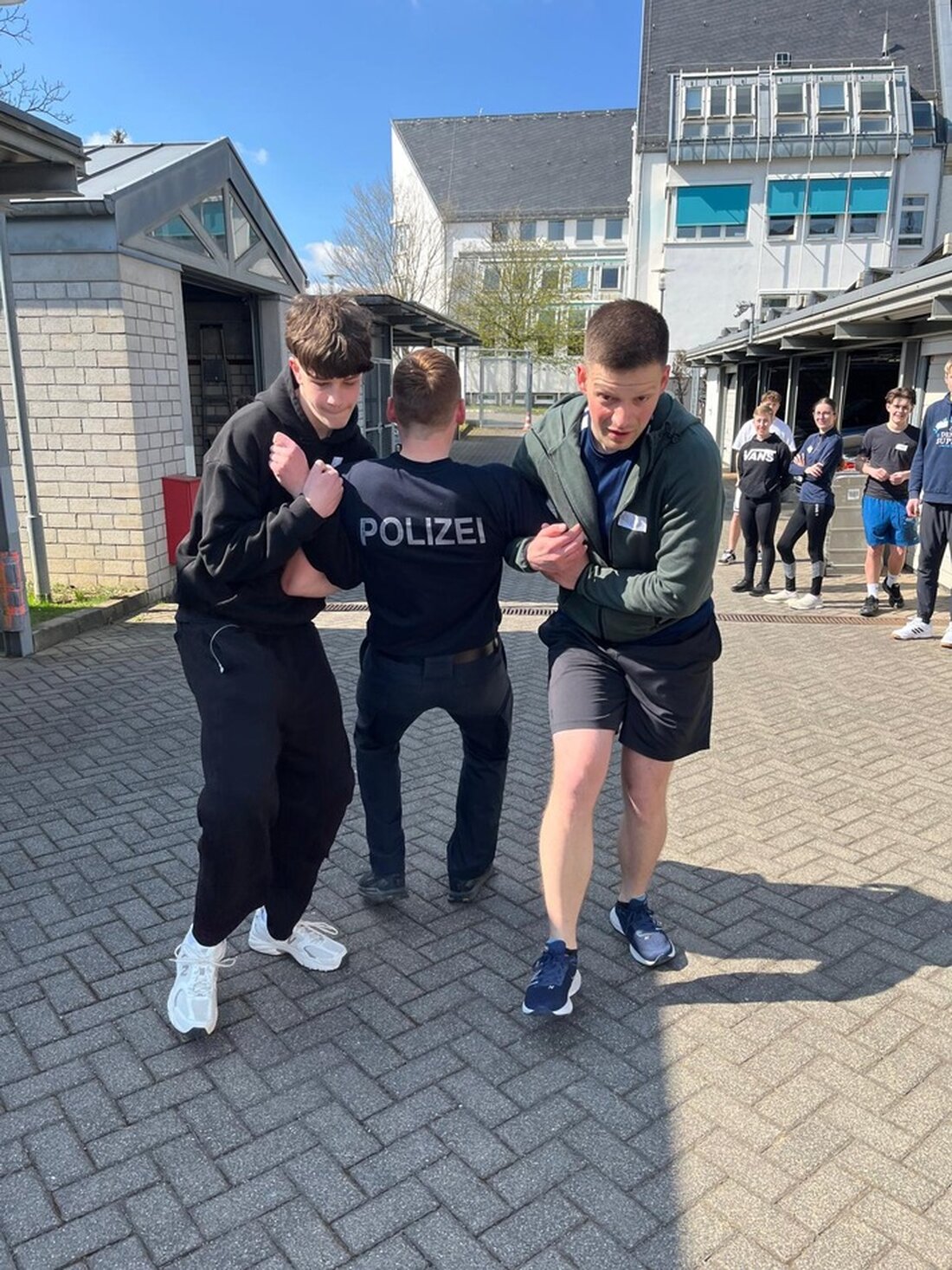 Die Polizeidirektion Mayen veranstaltete am 29.03.2025 einen Sporttag für Jugendliche, um Fitness und Einsatztechniken zu fördern.