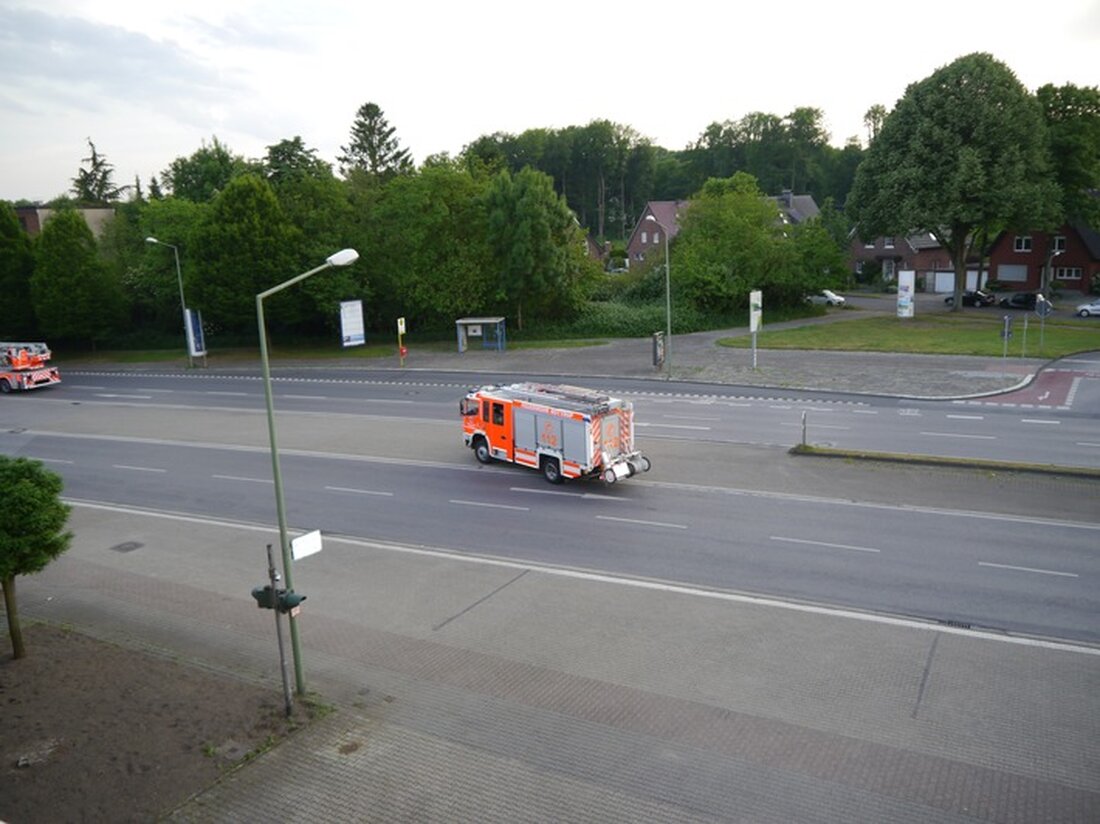 Flächenbrand in Bottrop: Feuerwehr löscht auf 80 m². Bürger werden wegen Waldbrandgefahr zu Vorsicht aufgerufen.