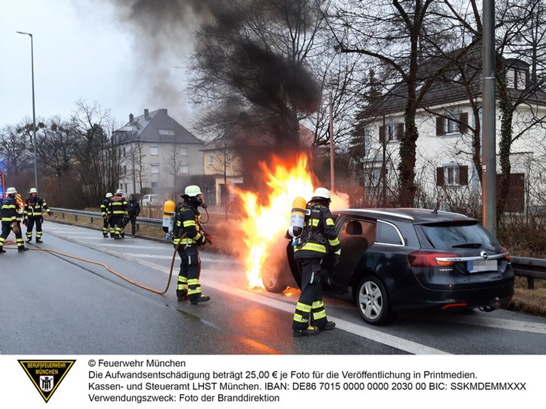 Am 13. März 2025 geriet ein Opel Kombi auf der Autobahn A95 in Brand. Die Feuerwehr München wurde alarmiert und konnte den Brand schnell löschen.