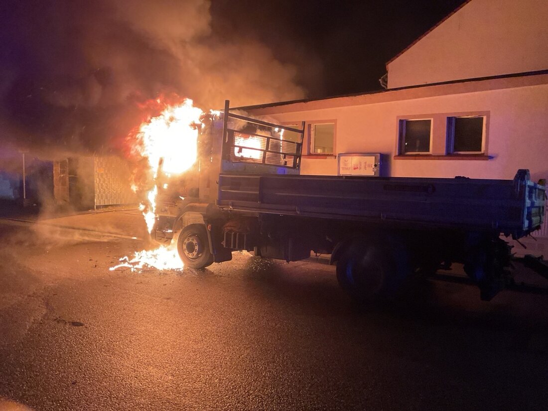 In Dortmund Sölde brannten am Montagmorgen mehrere Fahrzeuge; Feuerwehr verhinderte Gebäudeschaden. Polizei ermittelt.