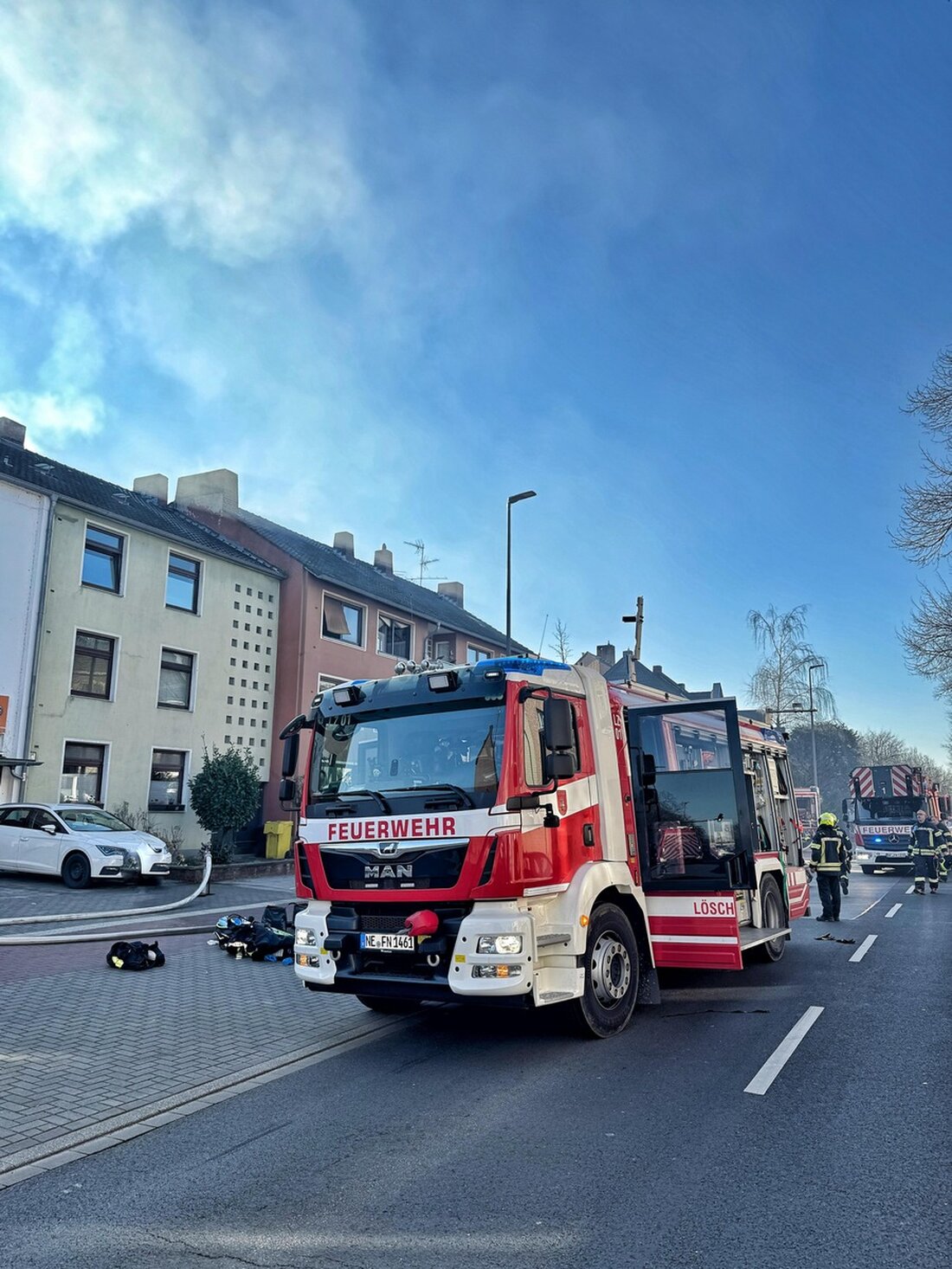 Am 05.03.2025 brach auf der Kölner Straße ein Zimmerbrand aus. Eine Bewohnerin starb, während die Feuerwehr die Flammen bekämpfte.