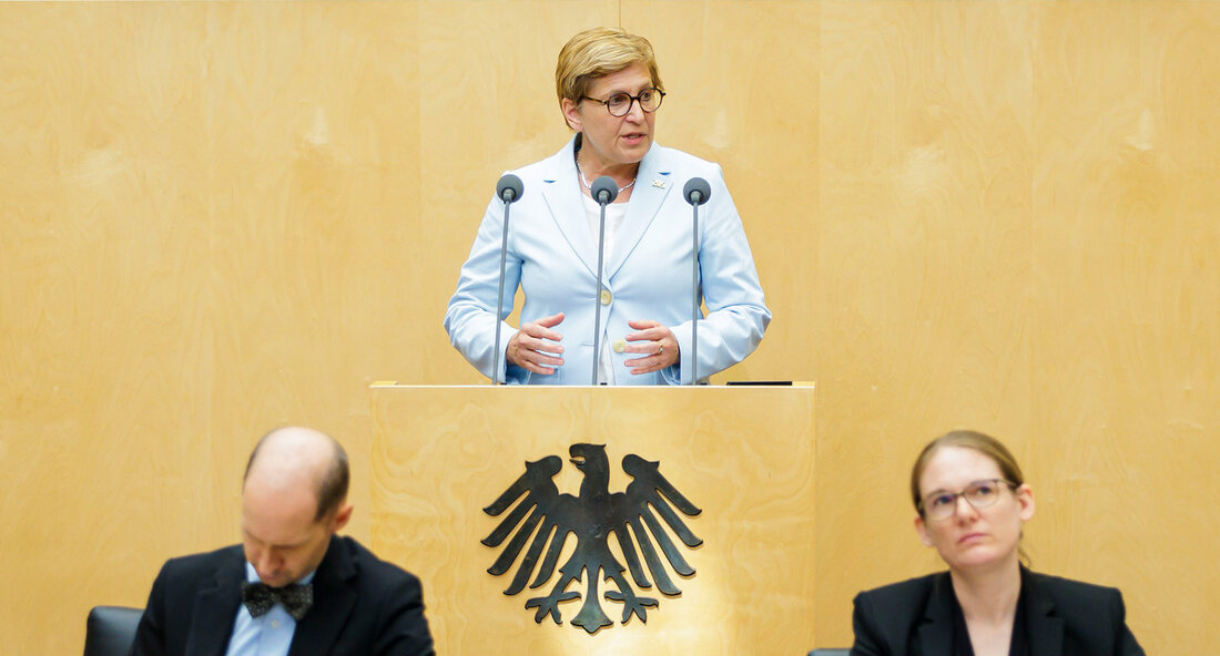 Die Bauministerin von Baden-Württemberg, Nicole Razavi, hat einen Entschließungsantrag im Bundesrat eingereicht, um flexiblere Vorschriften zur Geruchs- und Lärmbelästigung zu fordern. Der Antrag sieht vor, dass Bauherren im Einzelfall vor Ort selbst entscheiden können, ob sie eine Überschreitung der Grenzwerte für Geruch und Lärm akzeptieren. Dies würde es ermöglichen, Wohnraum in der Nähe von Gewerbebetrieben und landwirtschaftlich geprägten Orten zu schaffen, auch wenn die gesetzlichen Grenzwerte überschritten werden. Die Ministerin betonte, dass die derzeitigen starren Regelungen im Immissionsschutz oft die Schaffung von Wohnraum in Innenstädten behindern. Mit dem Entschließungsantrag soll eine neue Flexibilität eingeführt werden, um Zielkonflikte bei der Innenentwicklung …