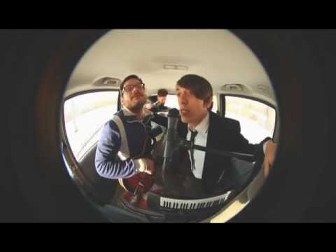 Wir haben ein kleines Video für unser Lied auf einem kleinen Parkplatz in Leipzig gedreht: „Das Lied über das Mädchen, das nicht weiß, was sie will“. Das Lied ist auf unserem Album „In All My Songs“. Besuchen Sie uns auf Facebook: http://www.facebook.com/Flimmerfruehstueck http: //www.flimmerfrühstück.de http://www.amazon.de/Allen-Meinen-Liedern-Flimmerfr%C3%BChst%C3%BCck / dp / B005HMKI3K. Youtube-Link