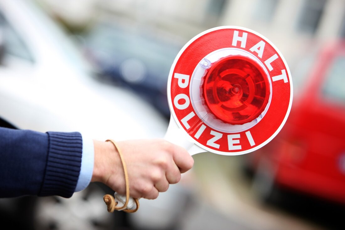 Flucht vor Polizeikontrolle in Monheim endet in Unfall; Fahrer ohne Lizenz, Verdacht auf Drogen- und Alkoholeinfluss.