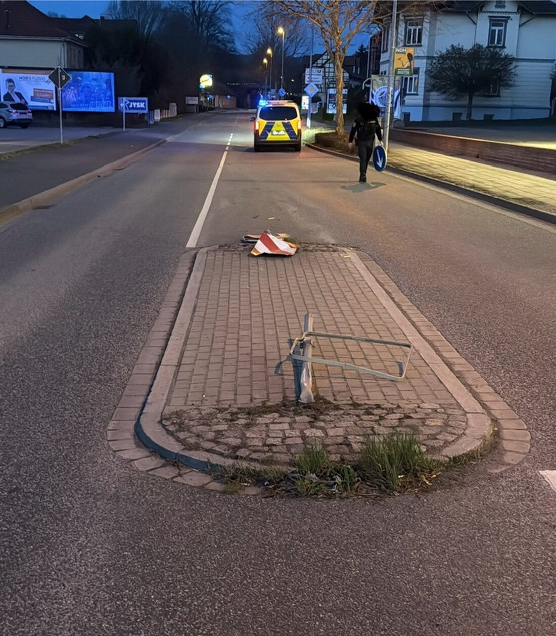 Am 05.04.2025 überfuhr ein flüchtiger Lkw eine Verkehrsinsel in der Erfurter Straße. Polizei sucht Zeugen.