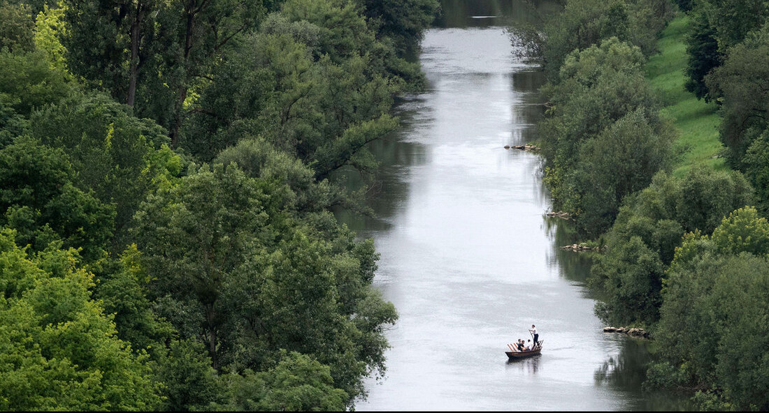 Mannheim erhält Millionenförderung zur Renaturierung des Neckars Mannheim – Die Stadt Mannheim erhält eine Förderung des Landes Baden-Württemberg in Höhe von rund 11,5 Millionen Euro für die naturnahe Gewässerentwicklung des Neckars. Umweltministerin Thekla Walker übergab am 3. September 2024 den Förderbescheid und betonte die Wichtigkeit des Projekts für die ökologische Vielfalt und die Lebensqualität der Bürgerinnen und Bürger. Der Neckar wurde über fast ein Jahrhundert hinweg als Schifffahrtskanal verbaut, was zu einer drastischen Verringerung der Pflanzen- und Tierarten führte. Mit der nun angestrebten Revitalisierung sollen auf mehr als drei Kilometern Flussstrecke naturnahe Gewässerabschnitte und Auenlandschaften entstehen. Diese Veränderungen zielen darauf …