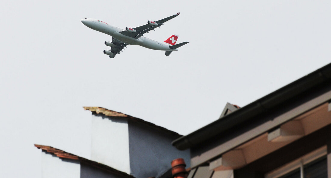 Fluglärmbeirat diskutiert geplante Änderungen am Flughafen Zürich: Mögliche Auswirkungen auf Anwohner und Umwelt im Fokus In einer kürzlich abgehaltenen Sitzung hat der Fluglärmbeirat, bestehend aus Vertretern von Landkreisen, Bürgerinitiativen sowie dem Verkehrsministerium Baden-Württemberg, die geplanten Änderungen am Flughafen Zürich ausführlich erörtert. Die Diskussionen beleuchten nicht nur die vorgesehenen baulichen Veränderungen am Flughafen, sondern auch die potenziellen Auswirkungen auf die Anwohner und die Umwelt in den angrenzenden Regionen. Der Flughafen Zürich, als wichtiger Drehkreuz im internationalen Flugverkehr, ist seit Jahren ein zentrales Thema in der Region, insbesondere in Bezug auf die Lärmbelastung und die damit verbundenen gesundheitlichen Risiken. Die geplanten Änderungen …