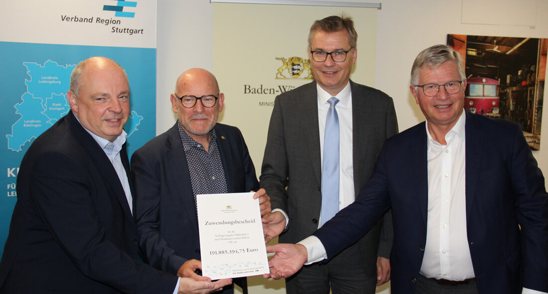 Der Nahverkehr in der Region Stuttgart wird weiter ausgebaut. Bund und Land fördern die S-Bahn-Verlängerung nach Neuhausen auf den Fildern mit insgesamt knapp 192 Millionen Euro. Verkehrsminister Winfried Hermann hat den Förderbescheid für das Projekt übergeben. Verkehrsminister Winfried Hermann übergab am Mittwoch, 31. August 2022, den Vertretern der Stuttgarter Straßenbahnen (SSB), des Verbandes Region Stuttgart (VRS) und des Landkreises Esslingen einen Förderbescheid über knapp 192 Millionen Euro für die Verlängerung der S-Bahnstrecke S2 nach Neuhausen auf den Fildern. Der Förderbescheid wurde vom Technischen Vorstand der Stuttgarter Straßenbahnen, Thomas Moser, dem Regionaldirektor des Verbandes Region Stuttgart, Dr. Alexander Lahl, und dem Landrat …