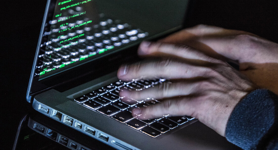 Innenminister Thomas Strobl dankt den Ermittlungsbehörden für die erfolgreiche Festnahme von Cyberkriminellen Der stellvertretende Ministerpräsident und Innenminister Thomas Strobl hat den Ermittlungsbehörden im Land für die Festnahme von Cyberkriminellen gedankt. Anlass dafür waren die europaweiten Festnahmen von Cyberkriminellen, die zuvor an einem der weltweit größten Cybercrime-Verfahren beteiligt waren. Die Polizei Baden-Württemberg arbeitete dabei eng mit internationalen Partnern zusammen und konnte so einen weiteren großen Erfolg gegen weltweit tätige Cyberkriminelle verbuchen. In seiner Stellungnahme betonte Minister Strobl die Bedeutung der internationalen Kooperation bei der Bekämpfung von Cyberkriminalität. Er lobte die akribische Ermittlungsarbeit der Cyberspezialisten und betonte, dass die Zerschlagung des Netzwerkes …