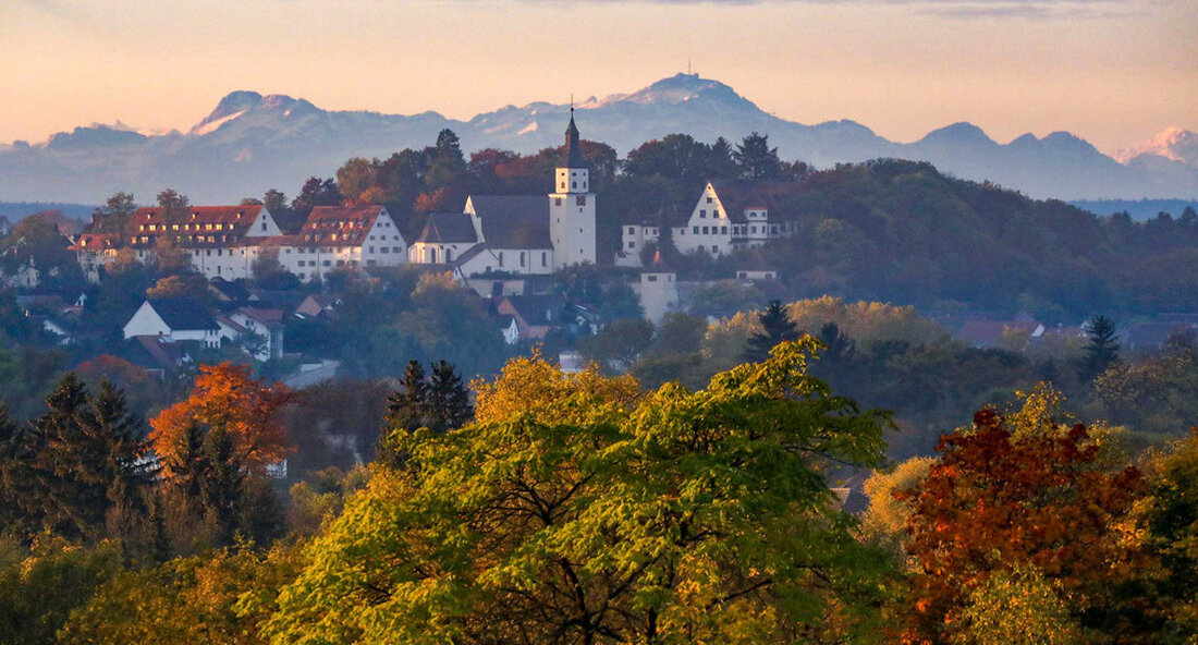 In diesem Jahr unterstützt der Staat insgesamt 18 kommunale Tourismusinfrastrukturprojekte mit insgesamt über zehn Millionen Euro. Dies wird Investitionen von über 32,8 Millionen Euro auslösen. Der Staat wird die kommunale Tourismusinfrastruktur im Jahr 2021 mit über zehn Millionen Euro unterstützen. Tourismusminister Guido Wolf kündigte die Projekte an, die 2021 aus dem Tourismusinfrastrukturprogramm des Landes finanziert werden sollen Ausschuss für Wirtschaft, Arbeit und Wohnen des Parlaments Die sieben Projekte über der Grenze von 500.000 EUR wurden in einer Sondersitzung genehmigt. „Dies gibt den Kommunen Planungssicherheit in schwierigen Zeiten. Ich möchte dem Wirtschaftsausschuss und seinem Vorsitzenden danken. Prof. Dr. Erik Schweickert sehr, …