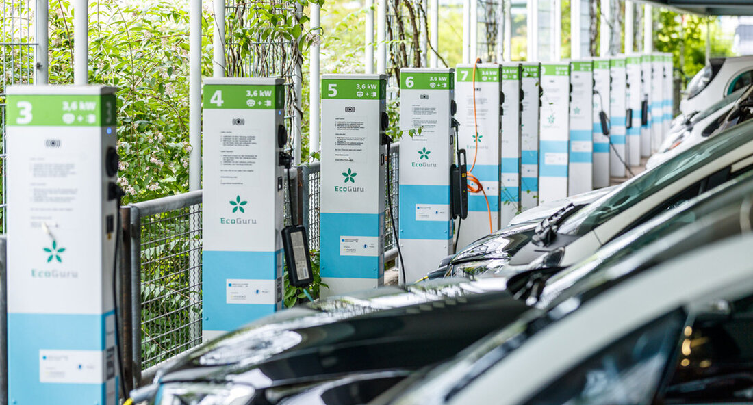 Der Staat finanziert weiterhin Pilotprojekte für die intelligente Netzwerkverbindung von Parkhäusern und Tiefgaragen. Im Rahmen des INPUT 2.0-Förderwettbewerbs stehen mehr als sieben Millionen Euro für die Einrichtung von Ladestationen für Elektrofahrzeuge auf Parkhäusern, Parkplätzen und Tiefgaragen zur Verfügung. Das Umweltministerium startet einen erneuten Aufruf zur Finanzierung von Pilotprojekten „Intelligente Netzwerkverbindung von Parkhäusern und Tiefgaragen“ (INPUT 2.0). Für die Jahre 2020 und 2021 stellt die Landesregierung insgesamt 7,85 Millionen Euro für das Förderprogramm zur Verfügung. Mit den Mitteln sollen Projekte unterstützt werden, die den Bau von Ladestationen für Elektrofahrzeuge in Parkhäusern, Parkplätzen und Tiefgaragen weiter vorantreiben und eine intelligente Netzwerkverbindung demonstrieren. …