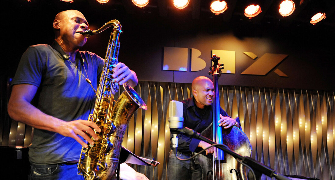 Das Land Baden-Württemberg plant, im Jahr 2024 die Jazz-Szene des Bundeslandes mit rund 360.000 Euro zu fördern. Bis zum Ende des Monats Januar werden Förderanträge für Festivals und Auftritte im In- und Ausland entgegengenommen. Das Kunstministerium möchte mit diesem finanziellen Support die Auftrittsmöglichkeiten von Jazz-Musikerinnen und -Musikern sowohl innerhalb als auch außerhalb von Baden-Württemberg verbessern. Der Kunststaatssekretär Arne Braun betont die Qualität und Vielfalt der Jazz-Szene in Baden-Württemberg und bezeichnet sie als ein hervorragendes Beispiel für künstlerische Leistungen im Land. Durch die Förderung sollen Jazz-Musikerinnen und -Musiker in ihrer Präsenz auf nationalen und internationalen Bühnen gestärkt werden. Auch sollen Jazz-Clubs …