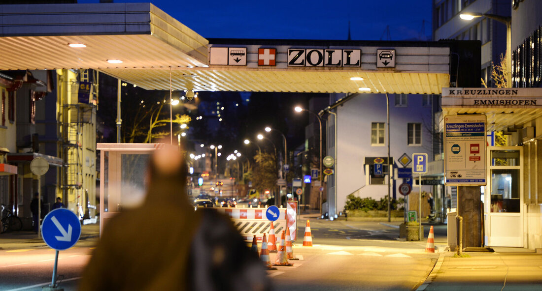 Innenminister Thomas Strobl und Justizministerin Marion Gentges fordern aufgrund der hohen Zugangszahlen stationäre Grenzkontrollen an der Grenze zur Schweiz. Die Zugangszahlen nach Baden-Württemberg sind aktuell so hoch wie seit 2016 nicht mehr. Allein in den vergangenen zwei Wochen sind in Baden-Württemberg 1.400 Asylsuchende zu verzeichnen. Zwischen dem 1. Januar und dem 31. März 2023 wurden allein in Baden-Württemberg bislang über 2.500 illegale Einreisen über die schweizerische Grenze festgestellt. Mit Blick auf den Vergleichszeitraum 2022, ist dies eine Steigerung um rund 315 Prozent. Angesichts dieser Situation fordern der stellvertretende Ministerpräsident und Innenminister Thomas Strobl und Ministerin der Justiz und für Migration, …