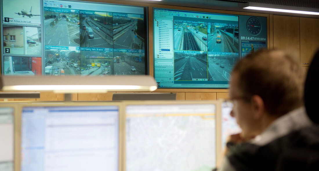 Im Rahmen einer Online-Veranstaltung zeichnete Verkehrsminister Winfried Hermann sechs Gewinner mit dem Preis „Building Information Modeling“ 2021 für herausragende Forschungen zur Digitalisierung im Straßenbau aus. Durch die Digitalisierung werden Bauprojekte im Verkehrssektor effizienter und zukunftssicherer. Staatsverkehrsminister Winfried Hermann hat Studenten der „Virtuelle Akademie A6“ Ausgezeichnet mit dem BIM-Preis für herausragende Forschungsarbeit. BIM steht für den Themenbereich „Bauinformationsmodellierung“, eine vollständig digitale Arbeitsmethode für die Planung, den Bau und den Betrieb von Baumaßnahmen. Insgesamt 37 Studenten reichten 15 Wettbewerbsbeiträge ein, von denen sechs Finalisten vergeben werden. Als Schirmherr des BIM-Preises überreichte Minister Hermann den Preis an die sechs Gewinner. Dies geschah im …