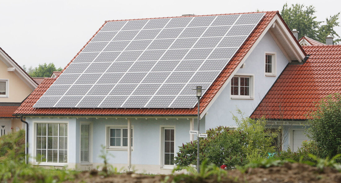 Einkünfte aus Photovoltaik-Kleinanlagen müssen künftig nicht mehr in der Einkommensteuererklärung angegeben werden. Das macht den Einsatz kleiner Photovoltaikanlagen attraktiver und spart Bürokratie. Bund und Länder haben vereinbart, dass Einkünfte aus dem Betrieb von Photovoltaik-Kleinanlagen mit bis zu 10 Kilowattpeak künftig nicht mehr in die Einkommensteuer einbezogen werden. Der baden-württembergische Finanzminister Dr. Danyal Bayaz erklärt: „Die Einnahmen aus den kleinen Photovoltaikanlagen nicht bei der Einkommensteuer anmelden zu müssen, spart viel Bürokratie. Die Betreiber solcher Anlagen sind in der Regel nicht am Gewinn interessiert. Das sind Hausbesitzer, die in erster Linie klimafreundlichen Solarstrom erzeugen wollen. „ Bisher waren für solche Kleinanlagen umfangreiche …