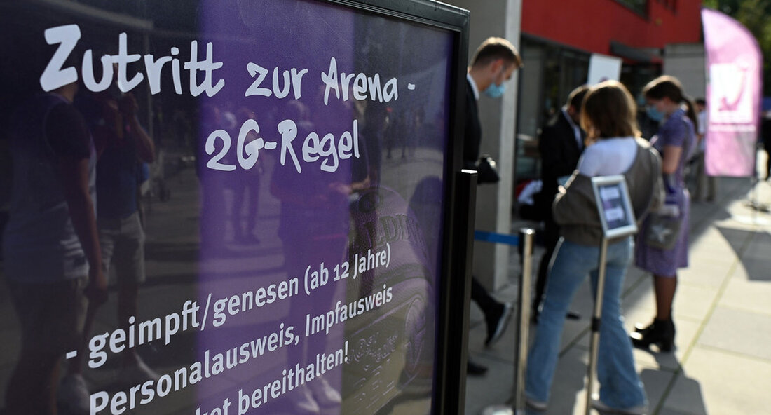 Die Landesregierung geht mit der angepassten Corona-Verordnung vorsichtige Öffnungsschritte. So entfällt beispielsweise die 3G-Verordnung im Einzelhandel in Alarmstufe I, es dürfen wieder mehr Zuschauer an Veranstaltungen teilnehmen und Kontaktdaten müssen in den meisten Bereichen nicht mehr erfasst werden. In der anhaltenden Corona-Pandemie geht die Landesregierung mit einer Anpassung der aktuellen Verordnung einen vorsichtigen Öffnungsschritt. Mit dem Ministerratsbeschluss vom 8. Februar 2022 werden drei wesentliche Änderungen vorgenommen. Die Vorgaben zur Datenerhebung durch Betreiber und Veranstalter werden weitgehend abgeschafft. Die Datenverarbeitung wird nur in einzelnen Infektionsrisikoumgebungen wie Diskotheken und im Zusammenhang mit dem Kontakt mit gefährdeten Gruppen aufrechterhalten. Natürlich ist die Verwendung …