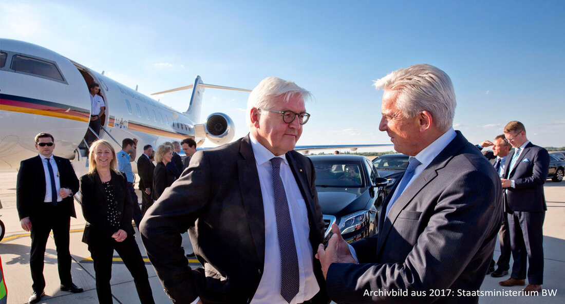 Minister Strobl kommentiert die 17. Bundespräsidentenwahl, bei der Frank-Walter Steinmeier im Amt bestätigt wurde: „Es ist mir eine große Ehre, an der 17. Bundesversammlung teilnehmen zu können – es geht um nichts Geringeres als die Wahl des Staatsoberhauptes der Bundesrepublik Deutschland. Und es erfüllt mich mit Dankbarkeit und Freude, nach meiner ersten Bundesversammlung 1989 in diesem Jahr zum achten Mal an diesem demokratischen Hochamt teilnehmen zu können. Die Bundesversammlung ist immer wieder ein ganz besonderes, prägendes Ereignis, bei den heuer 1472 Delegierten dabei zu sein, einem Team starker Persönlichkeiten aus den unterschiedlichsten Bereichen der Gesellschaft und des parlamentarischen Bereichs. Heute …