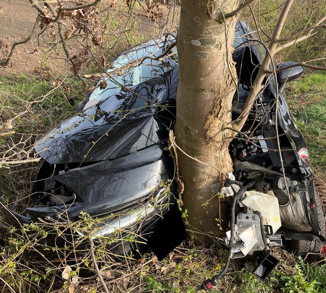 Bei einem schweren Alleinunfall in Rahden prallte ein Opel gegen einen Straßenbaum. Polizei und Rettungsdienst wurden alarmiert.