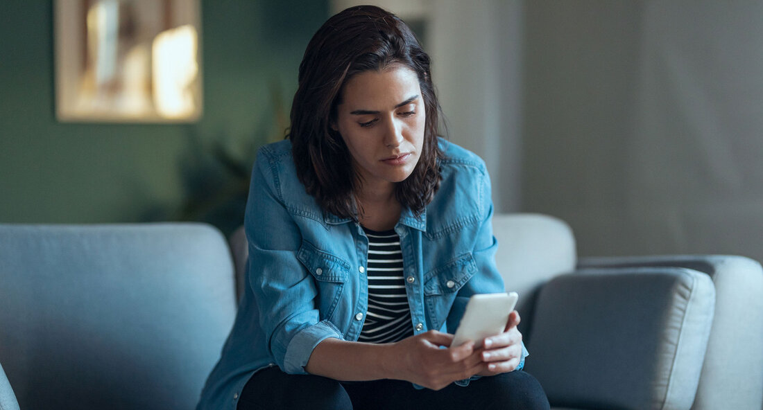 Die Landesregierung von Baden-Württemberg setzt sich zum Internationalen Frauentag am 8. März verstärkt für den Schutz und die gerechte Teilhabe von Frauen im digitalen Raum ein. In einer Pressemitteilung betont Staatssekretärin Dr. Ute Leidig die Herausforderungen, denen Frauen im Internet ausgesetzt sind. Digitale Gewalt, in Form von Anfeindungen und Hetze, bedroht die Teilhabe von Frauen in digitalen Räumen und führt zu sogenannten Silencing-Effekten, die dazu führen, dass sich Frauen aus dem öffentlichen Diskurs zurückziehen. Die Landesregierung plant Maßnahmen, um dem entgegenzuwirken. Unter anderem soll die Kontrolle von Online-Plattformen verstärkt werden, um Hatespeech und Diskriminierung zu bekämpfen. Zudem soll es erleichtert …