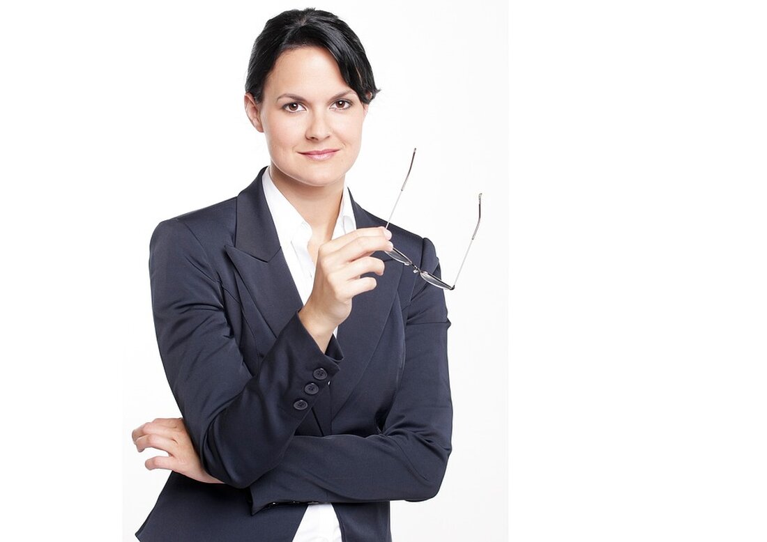 Frauen erobern die Müllwerkerbranche – Eine neue Ära bei der Berliner Stadtreinigung (BSR) Franziska Schmidt, Müllwerkerin bei der Berliner Stadtreinigung (BSR), ist eine Expertin in Sachen Müll. Seit fünf Jahren arbeitet sie in dieser männerdominierten Branche und hat es sich zur Aufgabe gemacht, das Müllaufkommen in Berlin zu bewältigen. Zusammen mit 26 anderen Frauen und Hunderten von Männern arbeitet sie an vorderster Front in diesem schmutzigen und anspruchsvollen Job. Die BSR-Sprecherin Susanne Jagenburg berichtet stolz, dass sie mit den weiblichen Mitarbeitern sehr zufrieden ist und gerne noch mehr Frauen einstellen würde. Um mehr Frauen für den Beruf der Müllwerkerin zu …