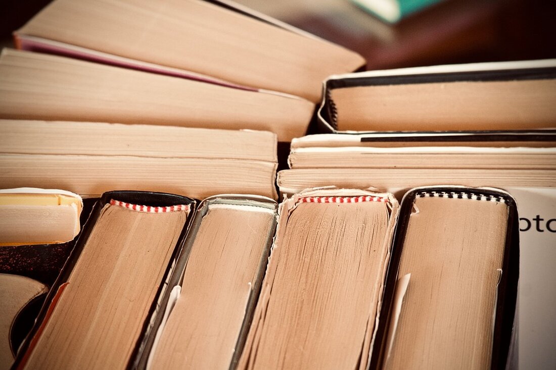 Erleben Sie am 4. November 2024 um 18:00 Uhr in der Stadtteilbibliothek Mahlsdorf eine bewegende Veranstaltung mit Karin Raphael. Lauschen Sie den biografischen Geschichten von 16 Frauen aus Marzahn-Hellersdorf, die durch ihr gemeinsames Hobby miteinander verbunden sind. Tauchen Sie ein in Anekdoten, Alltagserfahrungen und besondere Lieder. Jetzt anmelden!