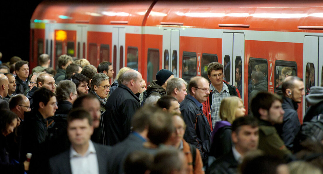 Künftig kann die Kriminalpolizei den öffentlichen Nahverkehr ebenso kostenlos nutzen wie Uniformierte. Die erhöhte Polizeipräsenz sorgt für mehr Sicherheit in Bussen und Bahnen. Damit wird die Mobilitätsrevolution weiter vorangetrieben. „Ab dem 1. Juli 2022 setzen wir wieder bundesweit neue Maßstäbe in Sachen Sicherheit. Bereits 2020 werden wir eine eindeutige Kennung für Polizeibeamte in Baden-Württemberg haben Kriminalpolizei (Kripo) eingeführt – das K-Fall. Die Kollegen der Kripo sind damit für jeden als Polizisten erkennbar. Jetzt gehen wir den nächsten Schritt: Mit dem gut sichtbaren K-Koffer können Polizisten den öffentlichen Nahverkehr kostenlos nutzen. Dadurch wird die Polizeipräsenz in diesen öffentlichen Verkehrsmitteln weiter erhöht …