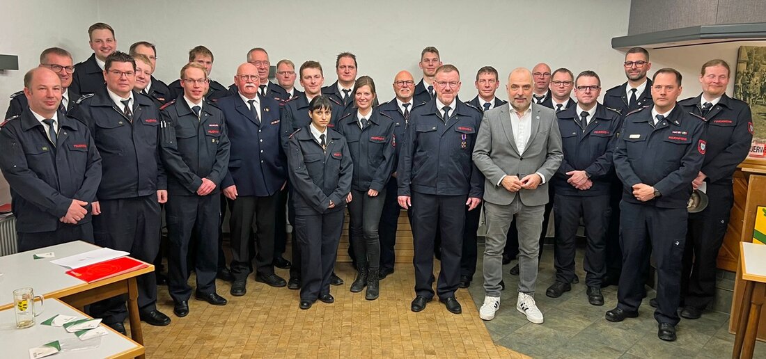 Der Basislöschzug 2 der Freiwilligen Feuerwehr Arnsberg hat mit über 200 Mitgliedern eine bedeutende Marke überschritten und würdigt langjährige Verdienste.