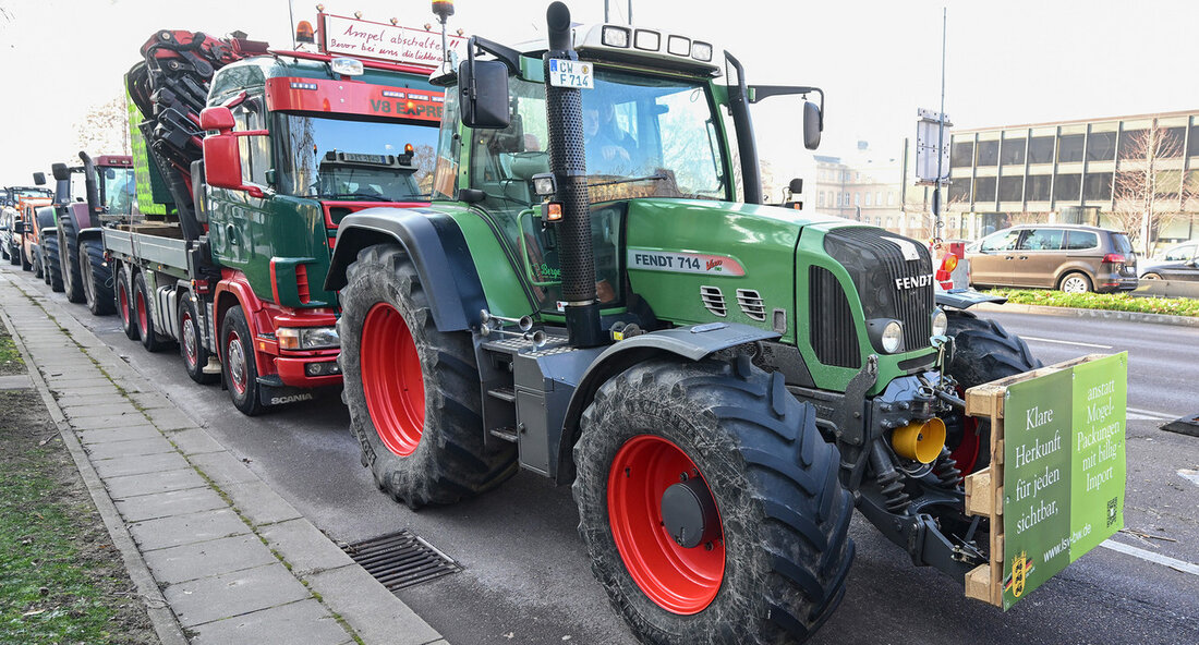 Die Aktionswoche der Landwirte in Baden-Württemberg ist weitestgehend friedlich und störungsfrei verlaufen. Die Polizei war mit rund 3.700 Polizistinnen und Polizisten landesweit im Einsatz, um für einen reibungslosen Ablauf zu sorgen. Insgesamt fanden 770 Versammlungen mit rund 54.500 landwirtschaftlichen Fahrzeugen statt, was zu erheblichen Verkehrsbeeinträchtigungen auf Bundes-, Land- und Kreisstraßen sowie vereinzelt auf Bundesautobahnen führte. Dennoch verliefen die Aktionen weitestgehend friedlich und störungsfrei. Die Polizeipräsidien Ulm, Offenburg und Ravensburg bildeten regionale Schwerpunkte während der Aktionswoche und mussten insgesamt 338 Versammlungen polizeilich begleiten. Die größten Versammlungen fanden mit jeweils 1.100 Fahrzeugen und rund 9.000 Teilnehmerinnen und Teilnehmern in den Zuständigkeitsbereichen der …