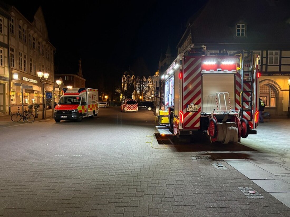 Am Donnerstagabend löschte die Feuerwehr Celle einen Fettbrand in einem Gastronomiebetrieb in der Altstadt, nachdem der Betreiber verletzt wurde.