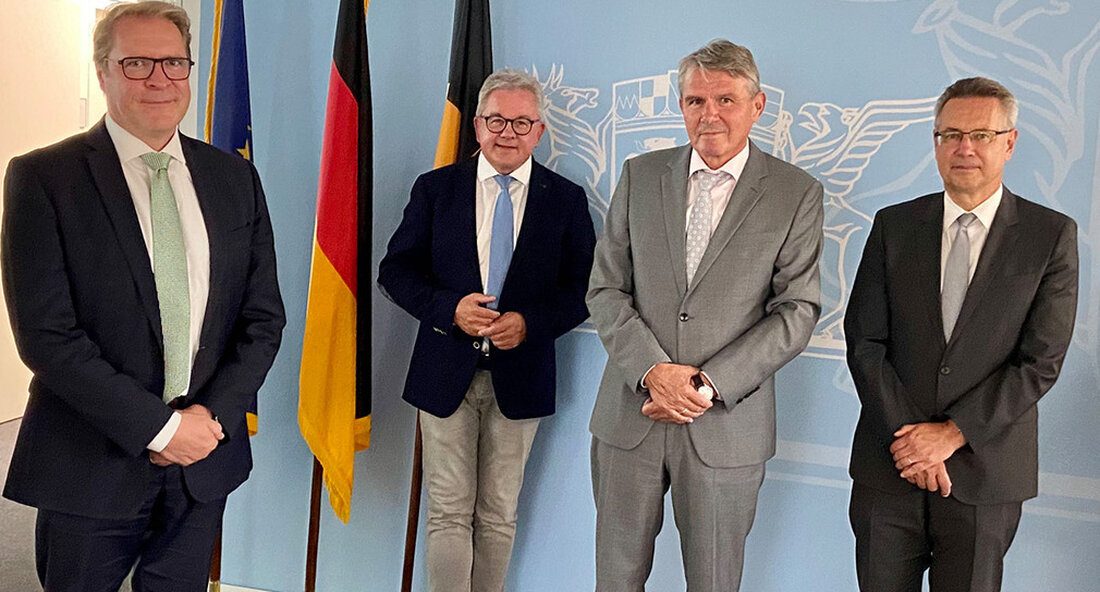 Der langjährige Präsident des Landgerichts Konstanz, Fritz-Otto Röding, geht in den Ruhestand. Er wird vom bisherigen Präsidenten des Landgerichts Offenburg, Christoph Reichert, abgelöst. Justizminister Guido Wolf sagte: „Fritz-Otto Röding hat die Justiz in Konstanz jahrelang mitgeprägt, zunächst als Direktor am Amtsgericht, dann als Oberstaatsanwalt in der Staatsanwaltschaft und dann seit mehr als fünf Jahren als Präsident des Landgerichts. In all seinen Funktionen beeindruckte er mit seinem selbstbewussten, ruhigen und dennoch stets reaktionsschnellen Führungsstil. Die Justiz in Baden-Württemberg ist Fritz-Otto Röding sehr dankbar. Sein Nachfolger, Dr. Christoph Reichert, hat bereits Erfahrung als Präsident eines Landgerichts und in verschiedenen Führungspositionen. Er hat …