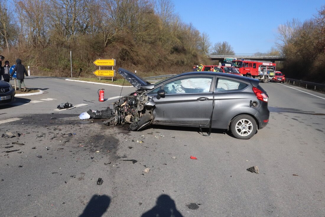 Am 2. März 2025 kam es auf der B252 bei Peckelsheim zu einem Frontalzusammenstoß, bei dem drei Personen leicht verletzt wurden.