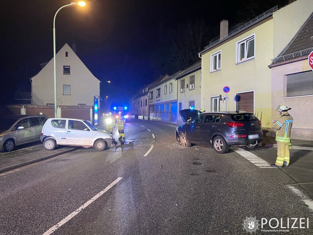 Bei einem Frontalzusammenstoß in der Dammühle wurden am Dienstagabend zwei Fahrer verletzt. Die Polizei ermittelt wegen fahrlässiger Körperverletzung.
