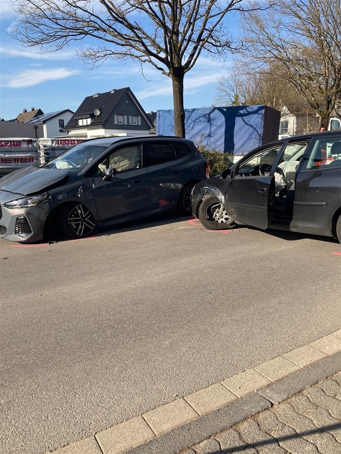 Bei einem Frontalzusammenstoß in Oberbantenberg am 7. März wurden ein 23-jähriger VW-Fahrer und seine Beifahrerin leicht verletzt.