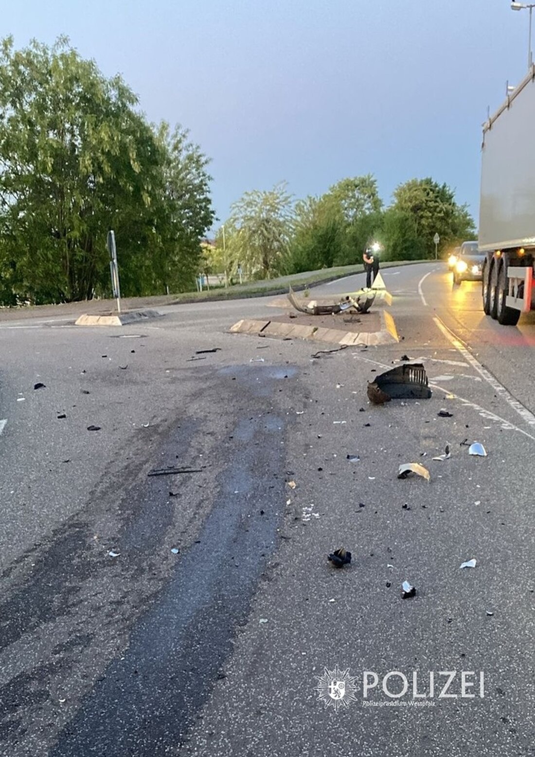 Ein 42-Jähriger verlor am Montagmorgen in Zweibrücken die Kontrolle über sein Auto, was zu einem Sachschaden von 7.000 Euro führte.