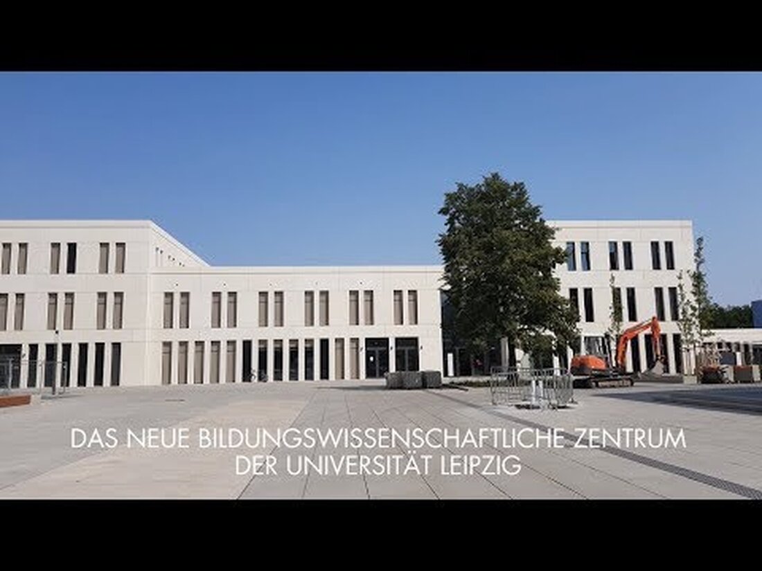 Das neue pädagogische Wissenschaftszentrum der Universität Leipzig auf dem Campus der Jahnallee ist der neue Sitz des Instituts für Sonderpädagogik der Fakultät für Erziehungswissenschaften. Das neue Gebäude umfasst einen Hörsaal mit 350 Plätzen, Seminarräume und die Bibliothek für Erziehungs- und Sportwissenschaften. Dekan Prof. Dr. Simone Reinhold und Prof. Dr. Christian Glück führten uns im August 2018 kurz vor der Eröffnung durch das Gebäude. Weitere Informationen zum Lesen: http://uni-l.de/bwz-uebergabe Youtube-Link