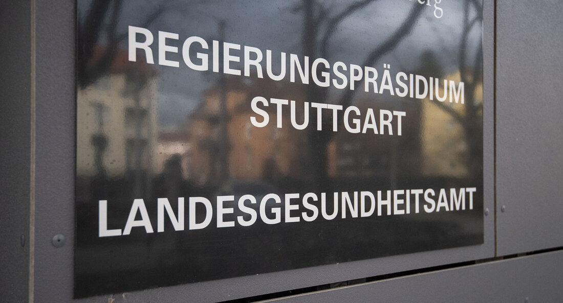 Herausforderungen für den Öffentlichen Gesundheitsdienst in Baden-Württemberg Klimawandel, biologische Gefahrenlagen, Infektionsschutz, Kinder- und Jugendgesundheit, Digitalisierung, Vernetzung von Strukturen sowie eine effektive Verwaltung – die Herausforderungen für den Öffentlichen Gesundheitsdienst (ÖGD) sind groß und vielfältig. Die Führungskräfte der Gesundheitsämter in Baden-Württemberg treffen sich derzeit mit Gesundheitsminister Manne Lucha sowie weiteren Vertreterinnen und Vertretern des Ministeriums, der Regierungspräsidien und der Kommunalen Landesverbände in Ulm. Gemeinsam stellen sie die Weichen, um sich für die Herausforderungen der Zukunft gut aufzustellen. „Spätestens seit der Corona-Pandemie ist jedem klar, wie wichtig unsere Gesundheitsämter sind. Wir müssen sie endgültig aus dem Schattendasein holen, das sie zum Teil …