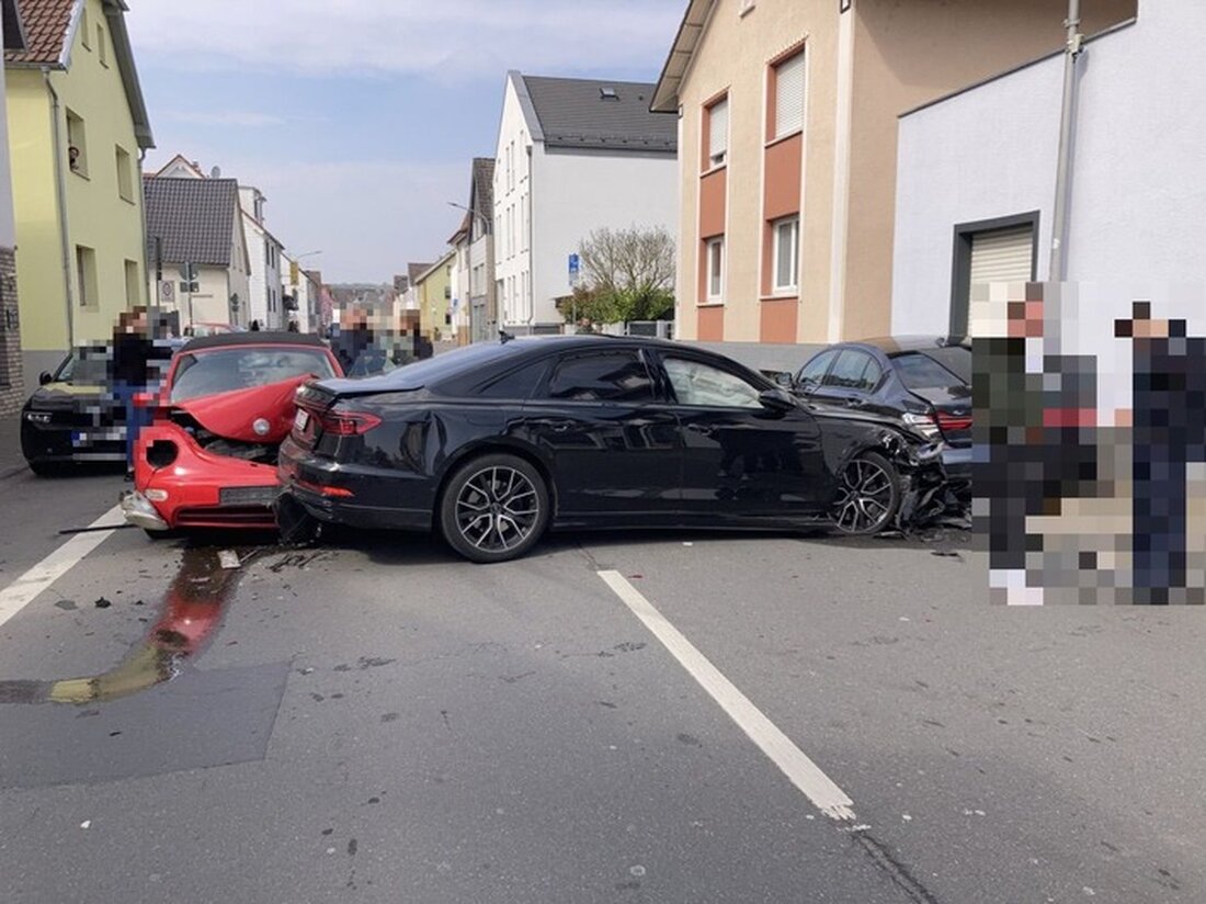Bei einem Verkehrsunfall in der Konrad-Adenauer-Straße beschädigten fünf Autos, eine Person leicht verletzt. Ein 52-Jähriger war verantwortlich.