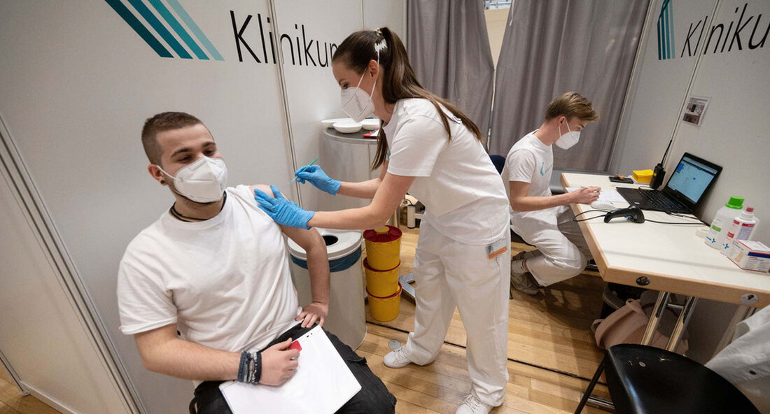 Bund und Länder haben sich darauf verständigt, dass Helfer in Impf- und Testzentren auch 2022 von der Ausbilder- oder Ehrenamtspauschale profitieren und damit steuerfrei sind. Bereits 2020 und 2021 konnten die Ehrenamtlichen in den Impf- und Testzentren von der sogenannten Trainer- bzw. Ehrenamtspauschale profitieren. Die Finanzministerien der Länder und das Bundesfinanzministerium haben nun beschlossen, diese Erleichterungen auch für das Jahr 2022 zu verlängern. Finanzminister Dr. Danyal Bayaz: „Impfungen und Tests bleiben ein Schlüssel zur Bekämpfung der Pandemie. Die vielen Freiwilligen, die in den Impf- und Testzentren arbeiten, leisten einen wichtigen Beitrag für die Gesellschaft. Sie verdienen, dass die bestehenden Steuererleichterungen …