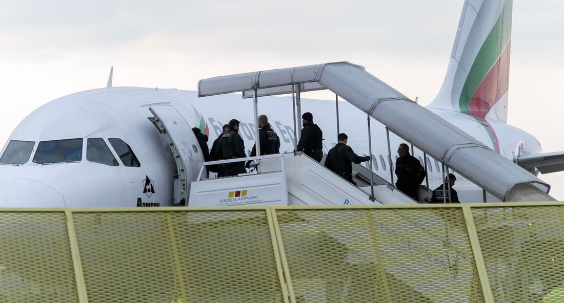 Fünf gefährliche Straftäter aus Baden-Württemberg nach Afghanistan abgeschoben In einem bedeutenden Schritt für die Innensicherheit hat die Bundespolizei in Zusammenarbeit mit dem Ministerium der Justiz und für Migration sowie dem Regierungspräsidium Karlsruhe fünf schwere Straftäter aus Baden-Württemberg in ihr Heimatland Afghanistan abgeschoben. Diese Maßnahme erfolgt nach umfangreichen Vorbereitungen und in Anlehnung an die wiedererstarkten Abschiebungsmöglichkeiten nach Afghanistan, die seit 2021 auf Drängen der baden-württembergischen Regierung ermöglicht wurden. Unter den abgeschobenen Personen befindet sich ein verurteilter Straftäter, der zusammen mit Komplizen eine damals 14-Jährige nach Alkohol- und Drogenbeeinflussung vergewaltigt hatte. Diese grausame Tat hatte in der Bevölkerung für tiefe Bestürzung gesorgt. …