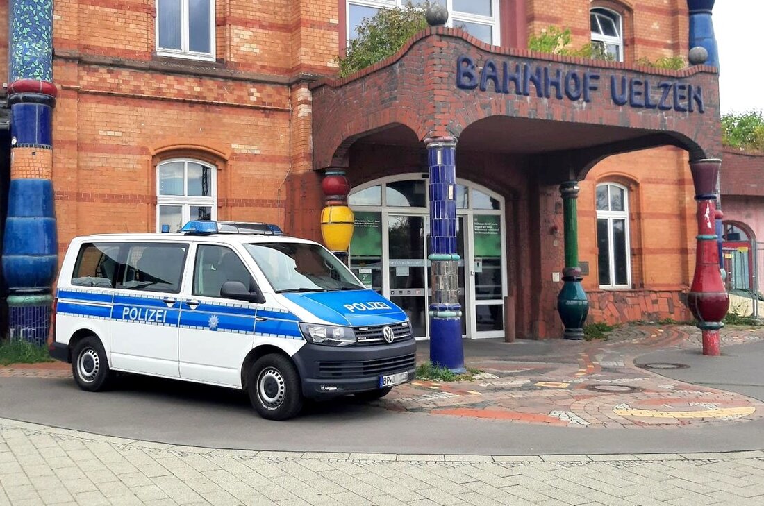 Ein 5-jähriger Junge wurde am Bahnhof Uelzen allein aufgefunden. Die Bundespolizei kümmerte sich um ihn und sorgte für ein glückliches Ende mit Pizza.