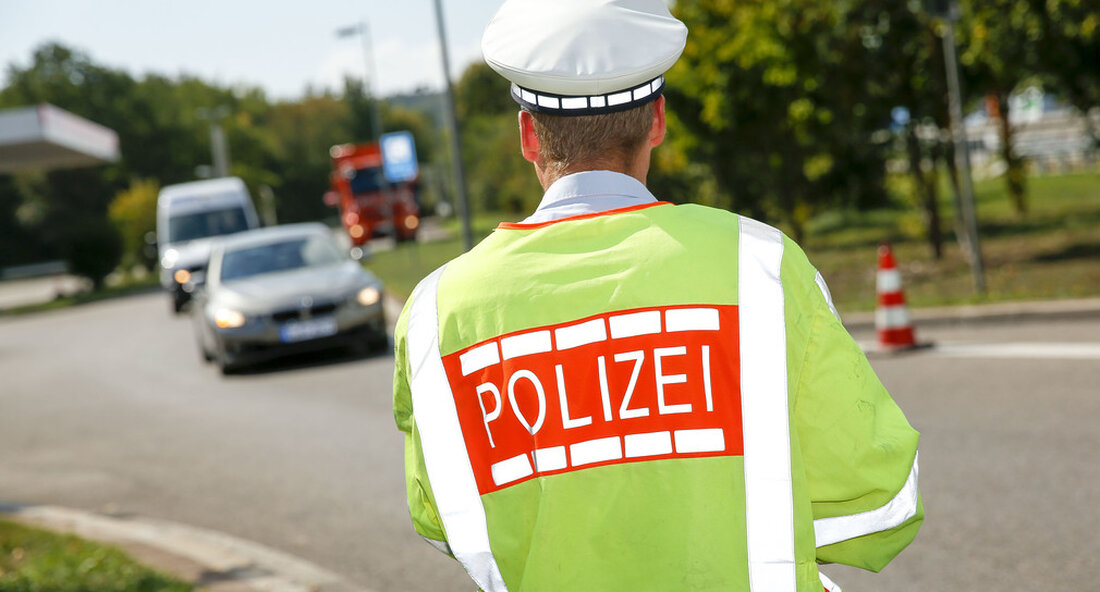 Länderübergreifende Schwerpunktfahndungen und Kontrollaktionen der Polizei Baden-Württemberg sorgen dafür, dass die Menschen sicherer sind und sich auch sicherer fühlen. Unter der Beteiligung von Polizeidienststellen aus Bayern, Hessen, Rheinland-Pfalz und Sachsen wurden insgesamt rund 1.200 Polizeibeamtinnen und Polizeibeamte eingesetzt. „Die Bekämpfung der Wohnungseinbruchkriminalität ist und bleibt eine wichtige Aufgabe der Polizeiarbeit. Denn: Die Sicherheit in den eigenen vier Wänden ist ein Grundbedürfnis und sorgt für die Lebensqualität der Bürgerinnen und Bürger. Einbrecher sind mobil und machen nicht an Landesgrenzen halt. Deshalb sorgen unsere länderübergreifenden Schwerpunktfahndungen und Kontrollaktionen dafür, dass die Menschen sicherer sind und sich auch sicherer fühlen“, erklärte der Stv. …