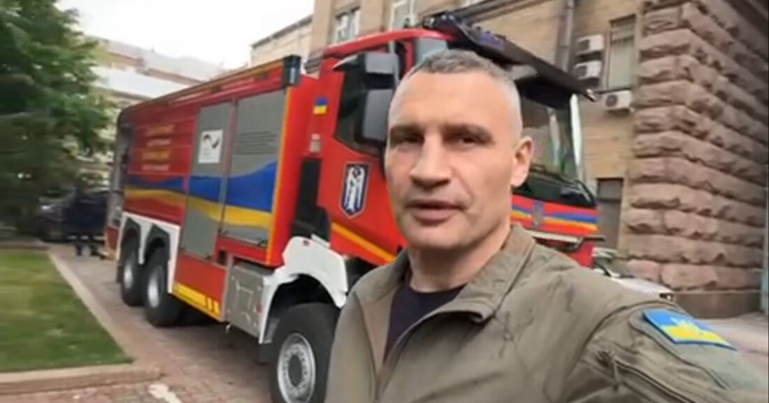 Fünftes Feuerwehrfahrzeug für Kiew: Stadtoberhaupt Vitali Klitschko bedankt sich Das letzte von insgesamt fünf Feuerwehrfahrzeugen ist in Leipzigs Partnerstadt Kiew eingetroffen. Kiews Stadtoberhaupt Dr. Vitali Klitschko hat es persönlich entgegengenommen und bedankt sich in einem Videostatement. Die Spende der Löschfahrzeuge in Wert von über 1,5 Millionen Euro wurde durch eine Förderung des Bundesministeriums für wirtschaftliche Zusammenarbeit (BMZ) ermöglicht. Die Hilfsgüterlieferung wurde im Rahmen des städtischen Koordinierungsstabs zur Ukraine-Hilfe vom Referat Internationale Zusammenarbeit gemeinsam mit dem Hauptamt der Stadt Leipzig organisiert. Kiew ist eine Partnerstadt von Leipzig.