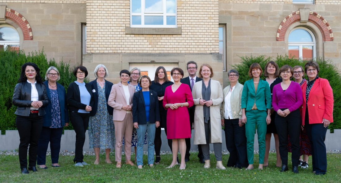 Die Gleichstellungs- und Frauenministerkonferenz (GFMK) endete am Freitag, den 14. Juni 2024, in Ludwigsburg mit einem wichtigen Schwerpunkt auf der geschlechtergerechten Digitalisierung und dem Kampf gegen Sexismus. Die Konferenz, zu der die für Gleichstellung zuständigen Landesministerinnen und -minister sowie Senatorinnen und Senatoren zusammen mit Bundesfrauenministerin Lisa Paus eingeladen waren, diskutierte intensiv über aktuelle Fragestellungen im Bereich der Gleichstellung. Ein Hauptthema war die Gestaltung einer geschlechtergerechten Digitalisierung, bei der die Teilnehmer sich mit den Chancen und Risiken der Digitalisierung auseinandersetzten. Ein Leitantrag aus Baden-Württemberg zur geschlechtergerechten Digitalisierung erhielt große Unterstützung von den Ländern. Die Teilnehmer unterzeichneten auch eine Gemeinsame Erklärung des …