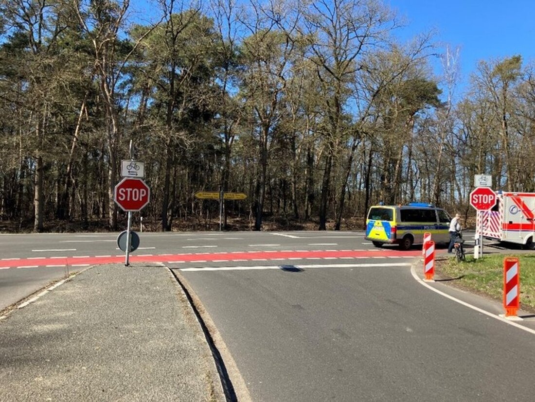 Ein 22-Jähriger beschädigte einen Funkstreifenwagen in Bremervörde. Zudem verletzte ein Unfall an der B75 eine Pedelec-Fahrerin.