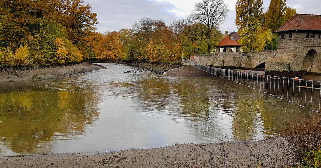 Funktionsprobe am Leipziger Palmengartenwehr: Niedrige Wasserstände in Leipziger Gewässern Die Landestalsperrenverwaltung des Freistaates Sachsen führt von Montag, 7. November 2022 bis Freitag, 11. November 2022 die jährliche Funktionsprobe am Palmengartenwehr in Leipzig durch. Um die beiden Walzen und die seitlichen Schützanlagen auf ihre Funktionalität prüfen zu können, muss die Wehranlage vollständig geöffnet werden. © Stadt Leipzig / Bolko Kosel © Stadt Leipzig/ Bolko Kosel Dadurch kommt es zu einer Absenkung des Wasserspiegels in der Weißen Elster, im Elsterflutbett, Pleißeflutbett, Elstermühlgraben und Karl-Heine-Kanal sowie zu einer vorübergehenden Unterbrechung des Zuflusses der Kleinen Luppe. Zeitweise ist außerdem mit erhöhten Fließgeschwindigkeiten und Strömungen &hellip;