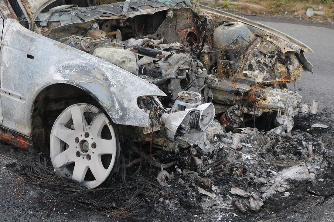 Am Dienstagmorgen ereignete sich in Berlin-Moabit ein Verkehrsunfall, bei dem eine Fußgängerin verletzt wurde. Laut Polizeiangaben wurde die 25-jährige Frau gegen 7.30 Uhr von einem Auto erfasst, als sie die Invalidenstraße überquerte. Zu diesem Zeitpunkt war die 56-jährige Autofahrerin gerade dabei, vom Tiergartentunnel nach links abzubiegen. Der Zusammenstoß führte dazu, dass die junge Frau stürzte und dabei Verletzungen am Kopf, Arm und Rumpf erlitt. Umgehend alarmierte Rettungskräfte brachten die Verletzte in ein Krankenhaus, wo sie nun behandelt wird. Die genauen Umstände des Unfallhergangs sind Gegenstand der laufenden Ermittlungen. Unfälle wie dieser verdeutlichen erneut die Wichtigkeit der Verkehrssicherheit, insbesondere im Hinblick …
