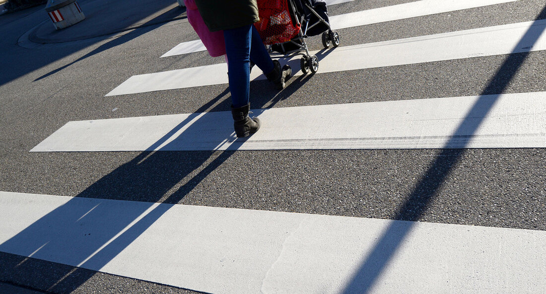 Fußverkehrsförderung ist auch Wirtschaftsförderung – diesen Zusammenhang stellen zwölf engagierte Städte und Gemeinden bei den diesjährigen Fußverkehrs-Checks dar. Staatsekretärin Zimmer hat die neunte Runde des beliebten Projekts eingeläutet. Zahlreiche Bewerbungen, zwölf Gewinner: Auch in diesem Jahr unterstützt das Verkehrsministerium kleine und größere Kommunen bei der Durchführung eines professionellen Fußverkehrs-Checks. Bürgerinnen und Bürger, Politik und Verwaltung bewerten dabei gemeinsam die Situation für Zufußgehende vor Ort. Die Fußverkehrs-Checks stehen in diesem Jahr unter dem Motto „Ideen für attraktive Stadtzentren“. Damit wird gezielt die Steigerung der Aufenthaltsqualität in Innenstädten in den Blick genommen und die Bedeutung von Fußgängerinnen und Fußgängern für die lokale …