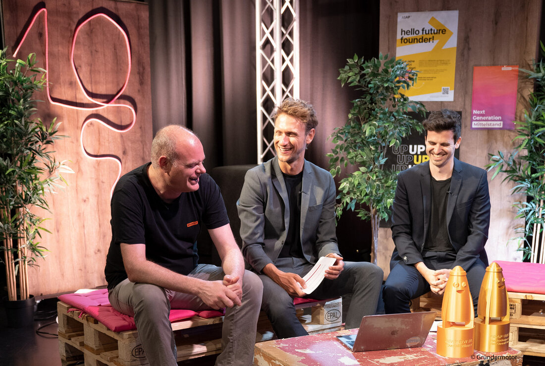 GEOPOL Tech von der Hochschule für Technik Stuttgart und der Universität Stuttgart hat es geschafft – das Team hat sich für das Landesfinale des Gründungswettbewerbs „Start-up BW Elevator Pitch 2024“ qualifiziert. Der Wettbewerb, der bereits zum zehnten Mal vom Wirtschaftsministerium ausgeschrieben wurde, sucht nach den innovativsten Geschäftsideen und den besten Gründerinnen und Gründern in Baden-Württemberg. Der Regional Cup ASAP BW Finale #10 fand am 19. Juli 2023 statt, wo 25 Teams ihre Ideen vor einer Fachjury präsentieren konnten. Von all den teilnehmenden Teams hat GEOPOL Tech mit ihrer Idee überzeugt. Ihr Konzept besteht darin, eine umweltfreundliche und ressourcenschonende Baustoffalternative auf …