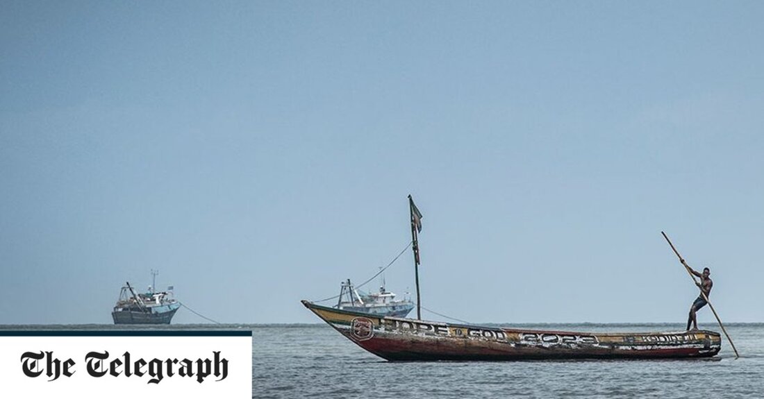 Das Holzkanu ist mit Schriften bemalt. Sie sollen den Fischern des Bootes Glück bringen und vor den Gefahren des Atlantiks schützen – himmelhohe Meereswellen, Kreaturen der Tiefsee und zunehmend auch industrielle chinesische Trawler. „Kollegen sind ertrunken, als ihre Kanus im Kielwasser der Schleppnetzfischer gekentert sind. Aber den Chinesen ist das egal“, sagt Samuel Otoo, einer der beiden Besatzungsmitglieder des Kanus. In den frühen Morgenstunden, bevor die Hitze zu drücken beginnt, machen sich die Fischer von Jamestown aus auf den Weg, einem kleinen Hafen außerhalb von Ghanas Hauptstadt Accra. Sie kehren um 15 Uhr unversehrt zurück, nachdem sie auf mehrere Trawler &hellip;